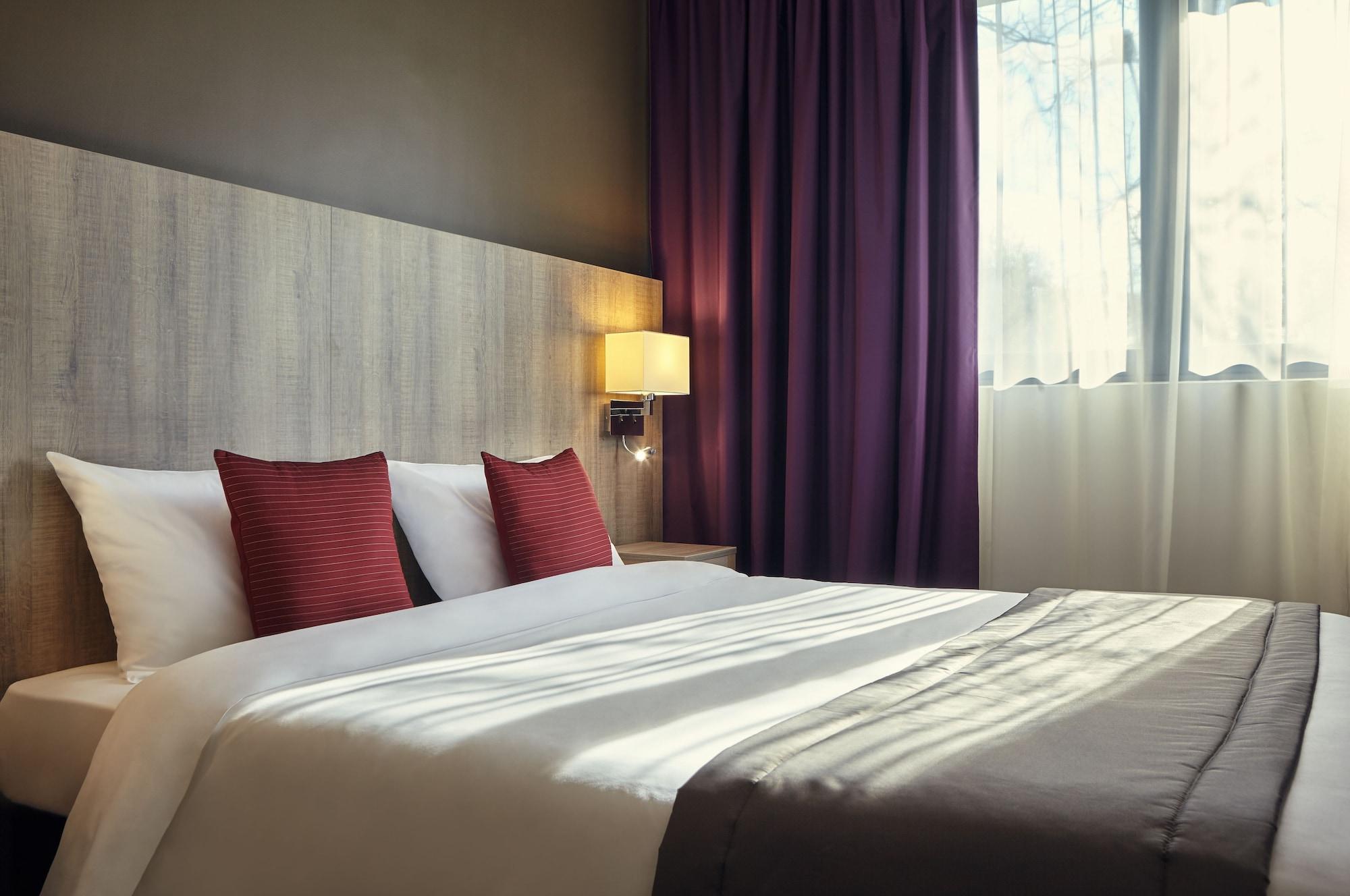 Mercure Versailles Paris Ouest Exterior photo