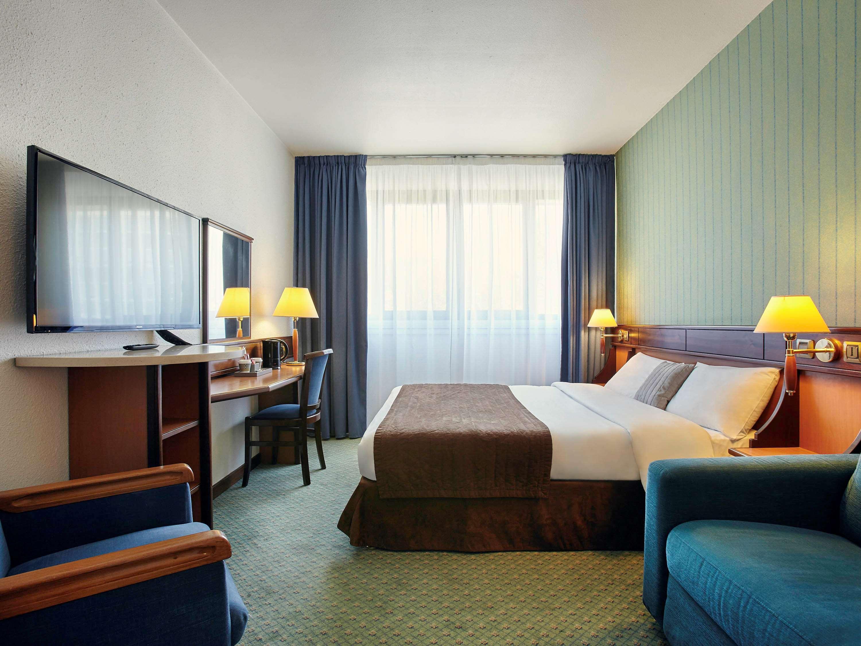 Mercure Versailles Paris Ouest Exterior photo